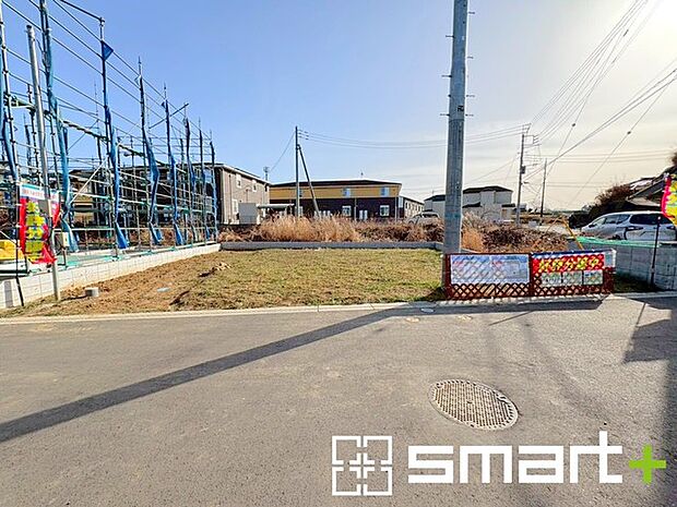 ~閑静な住宅街の立地~ ・周辺は閑静な住宅街となっておりますので、静かな暮らしをご実現いただけます。 ・前面道路の交通量も多くないので、小さなお子様がいるご家庭でもご安心ですね。