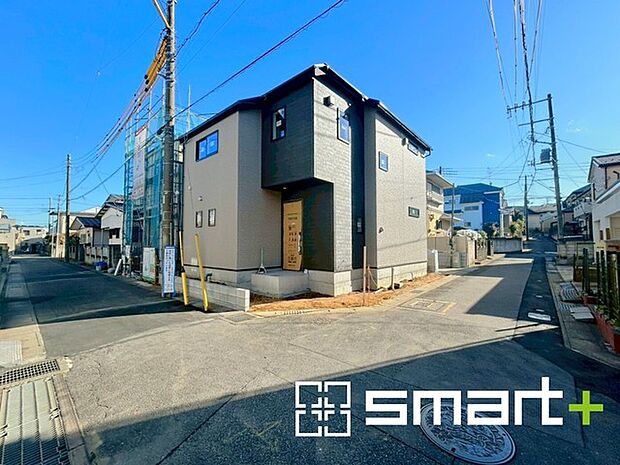 〜開放感ある角地のお住まい〜 ・2方向が空く事で開放感のある角地に位置しております。 ・窮屈な感じが無く、ゆったりと暮らせるこの魅力をぜひ現地でご体感くださいませ。 