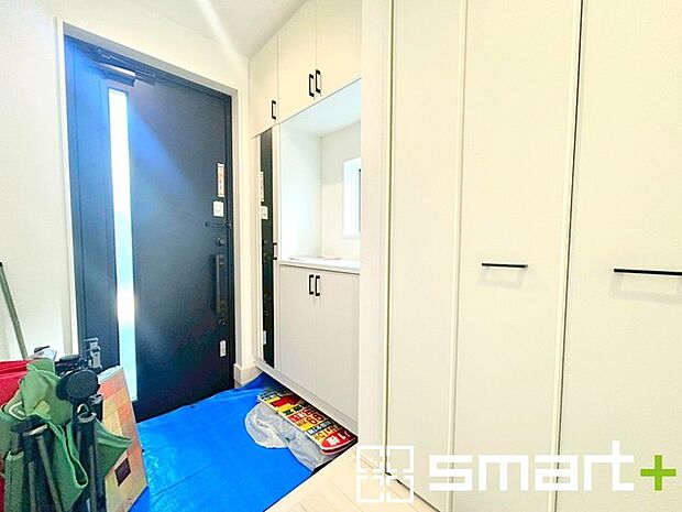 ~穏やかな陽が入る玄関~ ・玄関ドアにガラス部分を設ける事で穏やかな陽の入る玄関になります。 ・備え付けのシューズボックスはたっぷりしまえて玄関がスッキリ片付きますね。