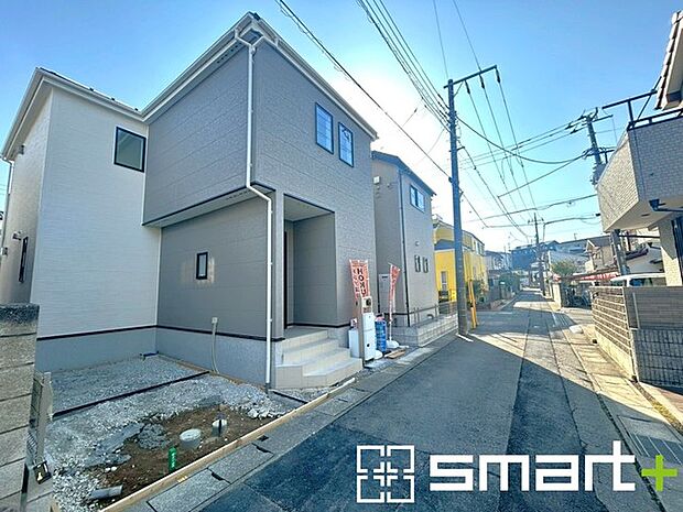 ～閑静な住宅街の立地～ ・周辺は閑静な住宅街となっておりますので、静かな暮らしをご実現いただけます。 ・前面道路の交通量も多くないので、小さなお子様がいるご家庭でもご安心ですね。 
