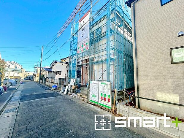 ~閑静な住宅街の立地~ ・周辺は閑静な住宅街となっておりますので、静かな暮らしをご実現いただけます。 ・前面道路の交通量も多くないので、小さなお子様がいるご家庭でもご安心ですね。