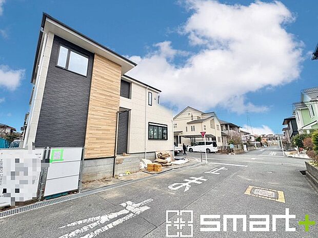 〜閑静な住宅街の立地〜 ・周辺は閑静な住宅街となっておりますので、静かな暮らしをご実現いただけます。 ・前面道路の交通量も多くないので、小さなお子様がいるご家庭でもご安心ですね。 