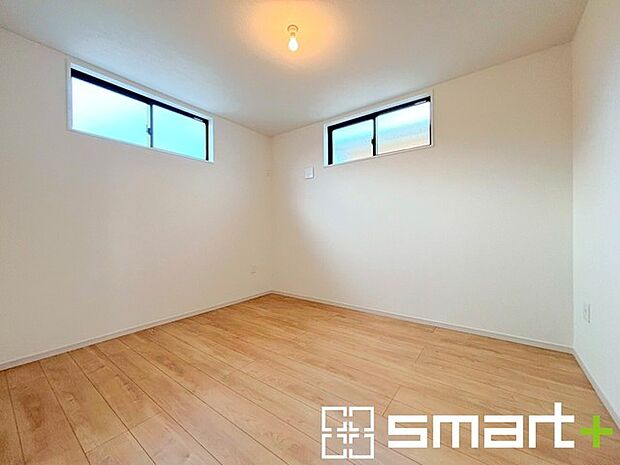 ~2面採光の明るいお部屋~ ・洋室は2面採光とする事で穏やかな陽の入る明るい空間となっております。 ・くつろぎのプライベート時間を明るい空間で穏やかにお過ごしいただけます。