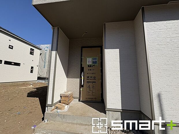 〜ベタ基礎でしっかりとした土台〜 ・コンクリートの中に鉄筋を配し強度を高めた「ベタ基礎」を採用。 ・しっかりとした土台を造ったうえで、その上に建物が築造されていきます。 