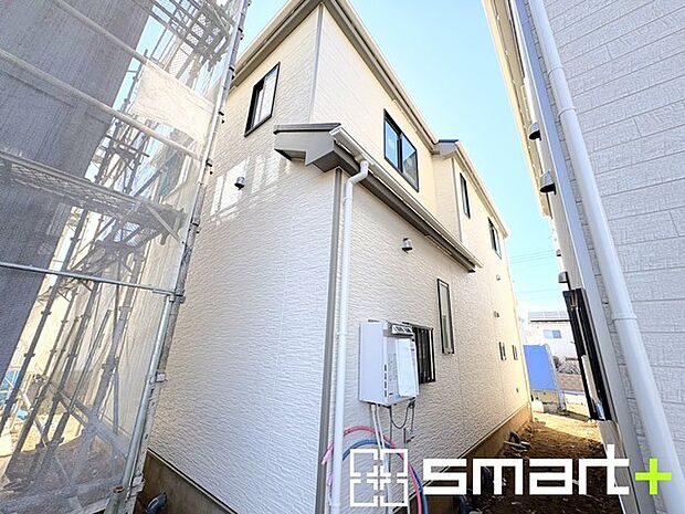 〜ベタ基礎でしっかりとした土台〜 ・コンクリートの中に鉄筋を配し強度を高めた「ベタ基礎」を採用。 ・しっかりとした土台を造ったうえで、その上に建物が築造されていきます。 