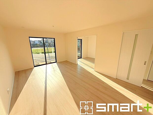 ~家族団らんのLDK~ ・日当り良好のLDKは隣接する洋室を開放すると22帖超の広々とした空間になります。 ・柔らかみのあるナチュラルカラーで、家具やカーテンの色も選びやすいですね。