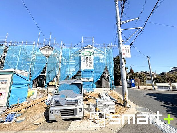 ~開放感ある角地のお住まい~ ・2方向が空く事で開放感のある角地に位置しております。 ・窮屈な感じが無く、ゆったりと暮らせるこの魅力をぜひ現地でご体感くださいませ。