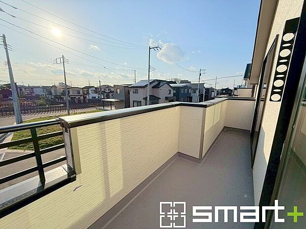 ~洗濯物も干しやすいバルコニー~ ・陽当たり良好な南側のバルコニーは2部屋から出入りができて毎日のお洗濯も快適。 ・テラス屋根等のオプションもお気軽にご相談くださいませ。