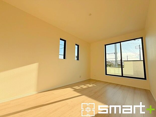 ~バルコニーに面した洋室~ ・バルコニー側の大きな窓から穏やかな陽が差し込む明るい洋室はウォークインクローゼット付。 ・ゆとりある広さでご夫婦やご兄弟でもゆったりお過ごしいただけます。