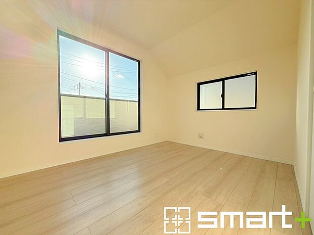 ~明るく暖かな光が差し込む洋室~ ・大きな窓からたっぷりの光が舞い込み、お部屋全体を優しく包み込んでくれます。 ・大容量の収納スペースで整理整頓しやすく、生活空間が広がりますね。