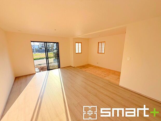 ~穏やかな陽の入るLDK~ ・大きな窓のあるLDKは陽当りも良好で明るい空間となっております。 ・ご家族団らんなど過ごす時間の多いLDKが明るいのは嬉しいポイントですね。