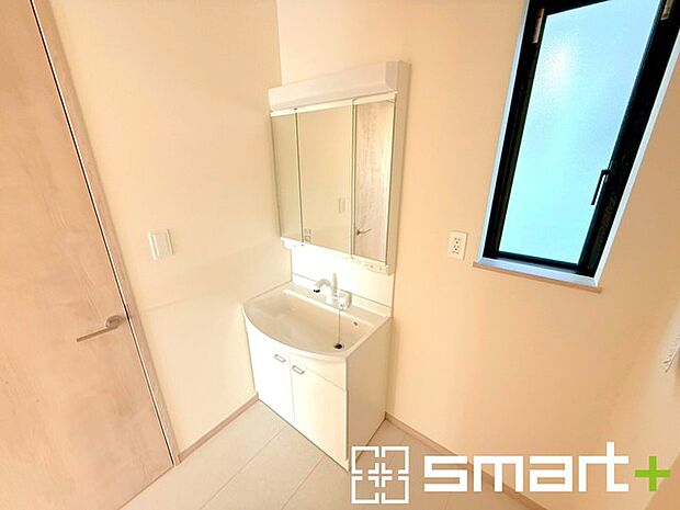 ~明るい洗面スペース~ ・窓から明るい陽が入り、気持ちよく朝の支度ができますね。 ・使い勝手の良い三面鏡タイプのシャワー付き洗面化粧台。鏡の裏に収納があるので洗面台周りもスッキリ。