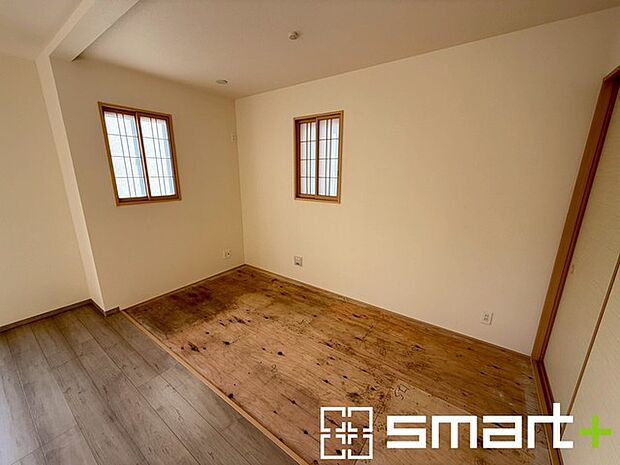 ~リビング横にはフリールーム~ ・リビング横に開放感をプラスしてくれる畳コーナー。収納スペース付き。 ・お子様のプレイルームやお昼寝、趣味のお部屋など、用途様々ですね。