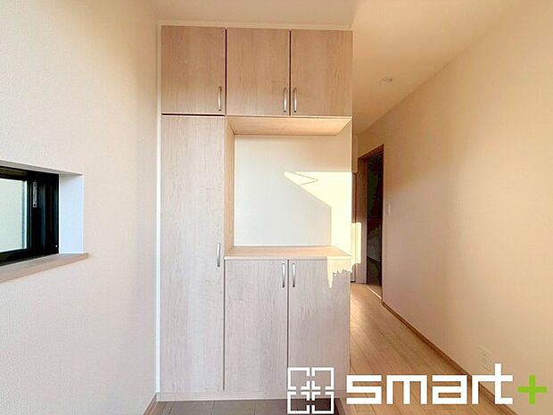 ~ナチュラルカラーの玄関~ ・優しいナチュラルカラーで纏められた玄関は圧迫感もなく広々とした印象。 ・飾り棚としても演出できるコの字型のシューズボックスは大容量の収納力。