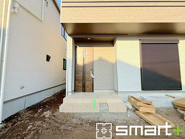 ~お住まいの顔「玄関」~ ・玄関ドアの上にはもちろん軒がございますので、雨の日でも濡れずに鍵の開閉が可能です。 ・鍵は防犯性に優れたディンプルキーを採用。