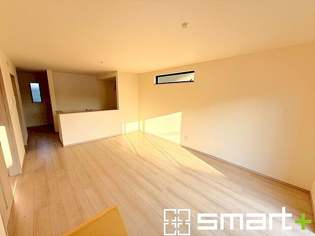 ~明るいLDK~ ・ご家族でゆったり寛げる広々リビングは、大きな窓からたっぷりの陽光が差し込む明るい空間。 ・出来立てのお料理を運ぶのにも、後片付けもラクラクのカウンターキッチン。