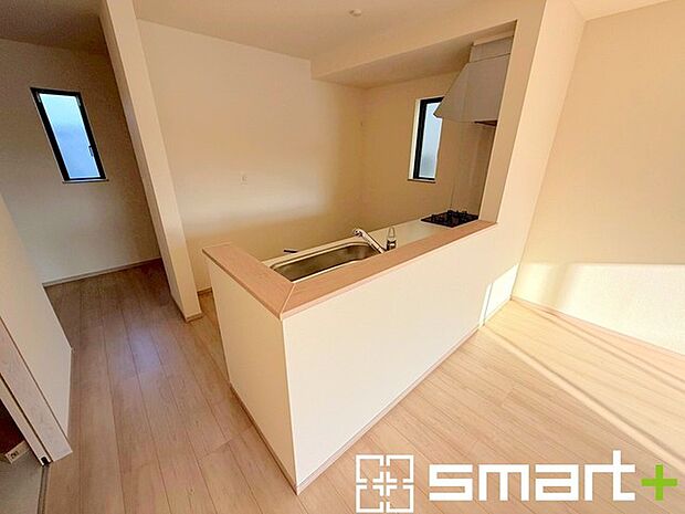 ~パントリーのあるお住まい~ ・キッチン横にパントリー(食糧庫)をご用意。買い溜めした食材などはもちろん、ティッシュなどの置場としてもご利用いただけます。 ・ぜひ現地でご確認くださいませ。