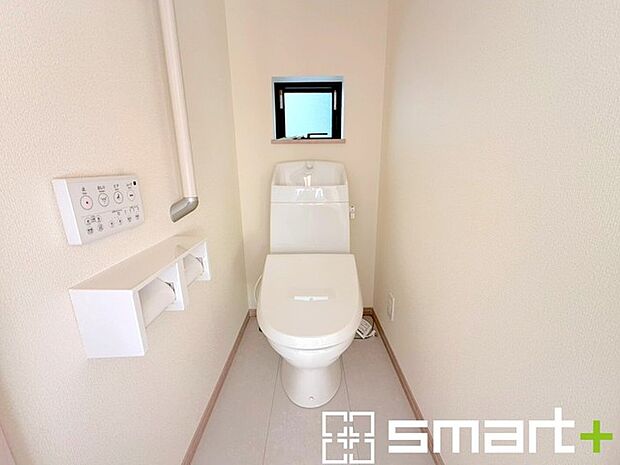 ~小窓付きの明るいトイレ~ ・使用後や掃除の際に窓を開ければ、外からの新鮮な空気を取り込み素早く換気ができます。 ・清潔感あるウォシュレット付です。