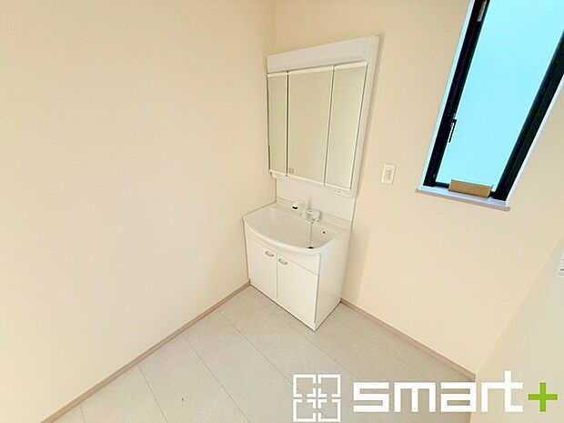 ~明るい洗面スペース~ ・窓から明るい陽が入り、気持ちよく朝の支度ができますね。 ・使い勝手の良い三面鏡タイプのシャワー付き洗面化粧台。鏡の裏に収納があるので洗面台周りもスッキリ。