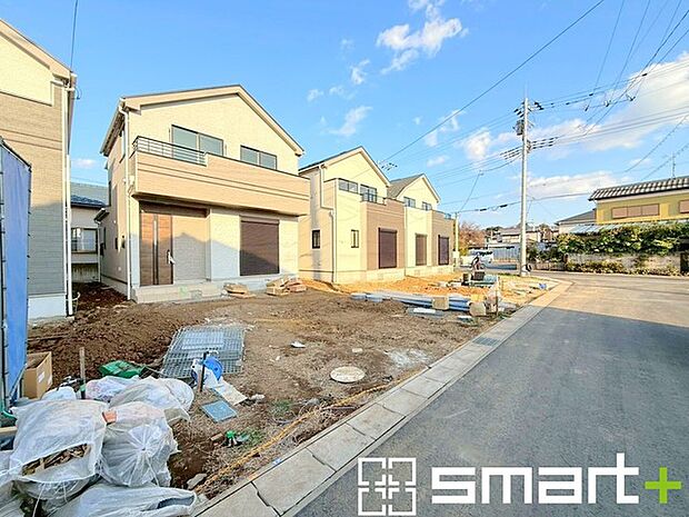 ~閑静な住宅街の立地~ ・周辺は閑静な住宅街となっておりますので、静かな暮らしをご実現いただけます。 ・前面道路の交通量も多くないので、小さなお子様がいるご家庭でもご安心ですね。