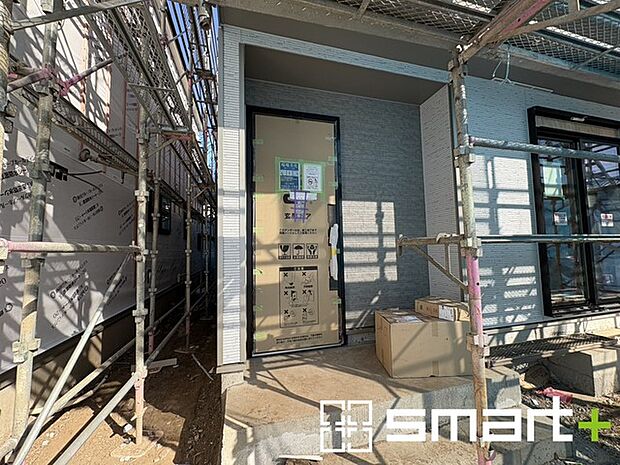 〜ベタ基礎でしっかりとした土台〜 ・コンクリートの中に鉄筋を配し強度を高めた「ベタ基礎」を採用。 ・しっかりとした土台を造ったうえで、その上に建物が築造されていきます。 