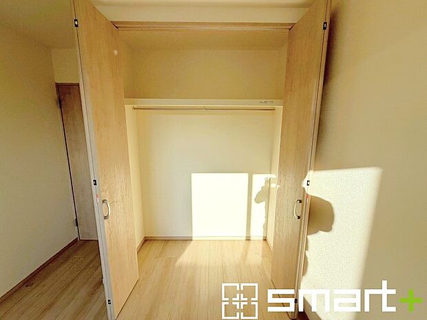 ~収納豊富な洋室~ ・各居室に備え付けの収納をご用意。タンスなどを置く場合と比べ出っ張らないので部屋の中を有効のご活用いただけます。 ・収納の広さなどぜひ現地でご確認くださいませ。