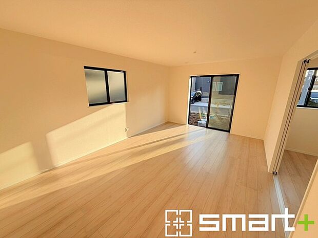 ~穏やかな陽の入るLDK~ ・大きな窓のあるLDKは陽当りも良好で明るい空間となっております。 ・ご家族団らんなど過ごす時間の多いLDKが明るいのは嬉しいポイントですね。