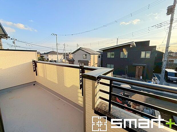 ~洗濯物も干しやすいバルコニー~ ・陽当たり良好な南側のバルコニーは2部屋から出入りができて毎日のお洗濯も快適。 ・テラス屋根等のオプションもお気軽にご相談くださいませ。