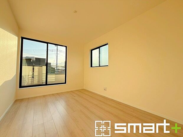 ~バルコニーに面した洋室~ ・バルコニー側の大きな窓から穏やかな陽が差し込む明るい洋室。 ・収納スペースも付いているのでお子様のお部屋にもぴったりです。