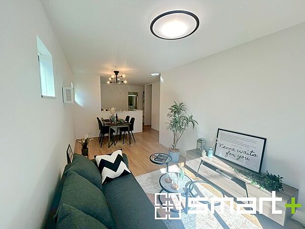 〜穏やかな陽の入るＬＤＫ〜 ・大きな窓のあるＬＤＫは陽当りも良好で明るい空間となっております。 ・ご家族団らんなど過ごす時間の多いＬＤＫが明るいのは嬉しいポイントですね。 