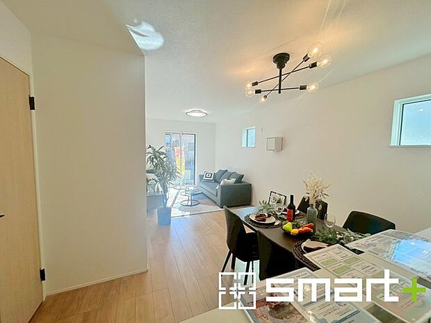 〜余裕の空間が広がるＬＤＫ〜 ・16.3帖あるＬＤＫはご家族団らんのお時間を余裕の広さで演出してくれます。 ・ご内覧の際は家具の配置などもイメージしながらご覧くださいませ。 