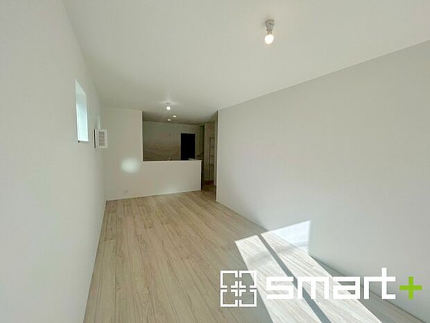 〜穏やかな陽の入るＬＤＫ〜 ・大きな窓のあるＬＤＫは陽当りも良好で明るい空間となっております。 ・ご家族団らんなど過ごす時間の多いＬＤＫが明るいのは嬉しいポイントですね。 