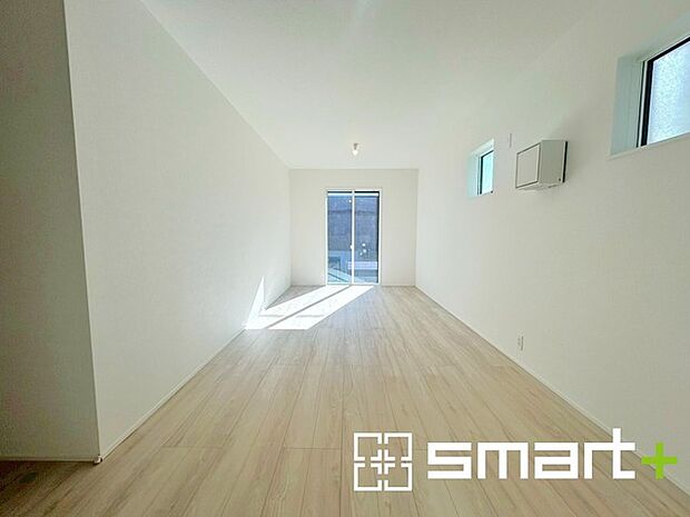 〜余裕の空間が広がるＬＤＫ〜 ・15.7帖あるＬＤＫはご家族団らんのお時間を余裕の広さで演出してくれます。 ・ご内覧の際は家具の配置などもイメージしながらご覧くださいませ。 