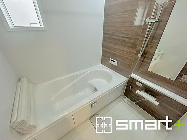 〜浴室乾燥機付きの浴室〜 ・浴室には乾燥機が付いているので雨の日でも洗濯物を干すことが可能です。 ・水はけの良い床材など機能面も充実。マイクロバルなどオプションもご相談くださいませ。 