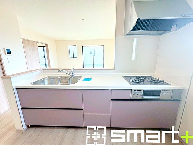 〜人気のカウンターキッチン〜 ・キッチンには余計な柱が無いので、リビングが見渡せ開放感のある造りとなっております。 ・蛇口には浄水器が内蔵されるなど機能面でも優れたキッチンです。 