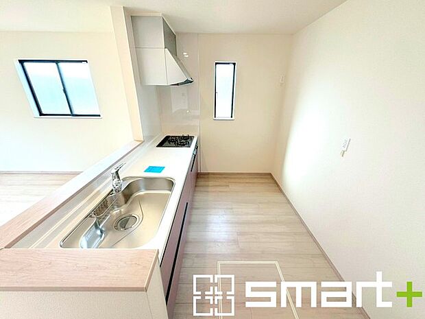 〜使い勝手の良いシステムキッチン〜 ・料理がしやすい設計のキッチンでお料理もはかどりますね。 ・もちろんキッチン下部は収納になっておりますので、フライパンなども収納可能です。 