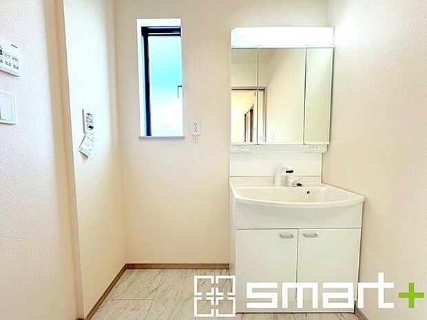 〜人気の三面鏡を採用〜 ・洗面台は三面鏡仕様なので鏡の角度を変える事で頭の後ろの方までご確認可能です。 ・鏡の裏が収納になっておりますので、洗面台周りもスッキリと片付きます。 