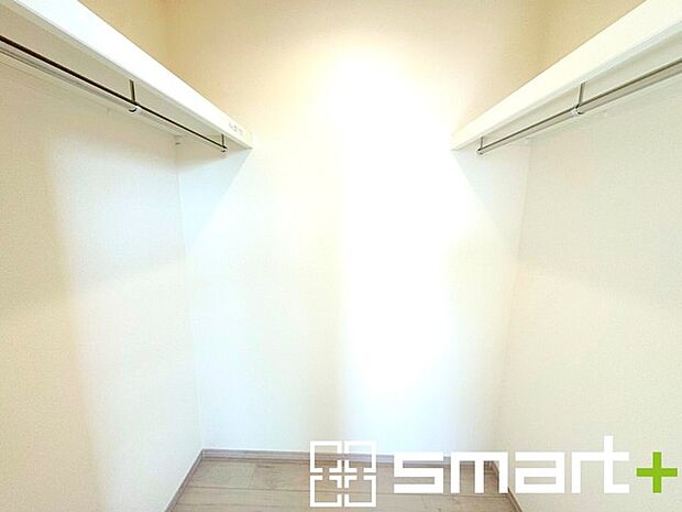 〜本格的な広さのウォークイン〜 ・しっかりとした広さのウォークインクローゼットを設けた仕様。 ・よくある小さめのウォークインは実際には収納力弱めですが、これだけ大きいと十分な収納力です。 