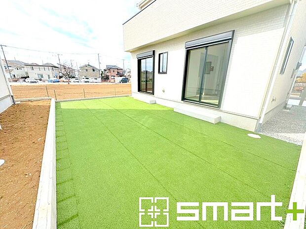 〜人工芝のある綺麗なお庭〜 ・標準で人工芝を敷設しておりますので、見た目にも綺麗なお庭となっております。 ・人工芝の場合雑草が生えてこず、管理が楽なのも嬉しいポイントです。 