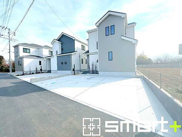 〜閑静な住宅街の立地〜 ・周辺は閑静な住宅街となっておりますので、静かな暮らしをご実現いただけます。 ・前面道路の交通量も多くないので、小さなお子様がいるご家庭でもご安心ですね。 