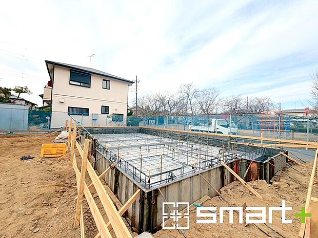 〜ベタ基礎でしっかりとした土台〜 ・コンクリートの中に鉄筋を配し強度を高めた「ベタ基礎」を採用。 ・しっかりとした土台を造ったうえで、その上に建物が築造されていきます。 