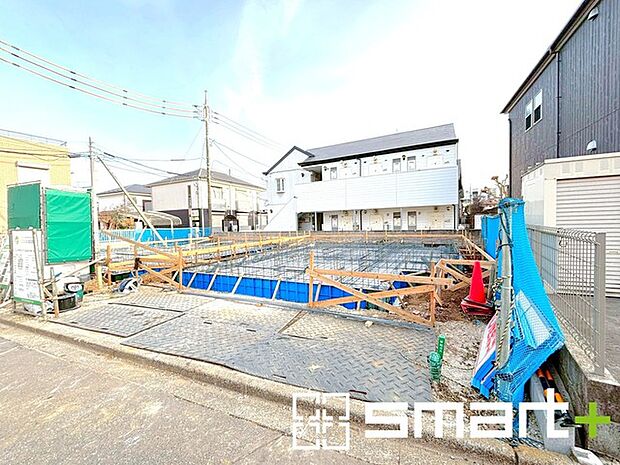 ~ベタ基礎でしっかりとした土台~ ・コンクリートの中に鉄筋を配し強度を高めた「ベタ基礎」を採用。 ・しっかりとした土台を造ったうえで、その上に建物が築造されていきます。