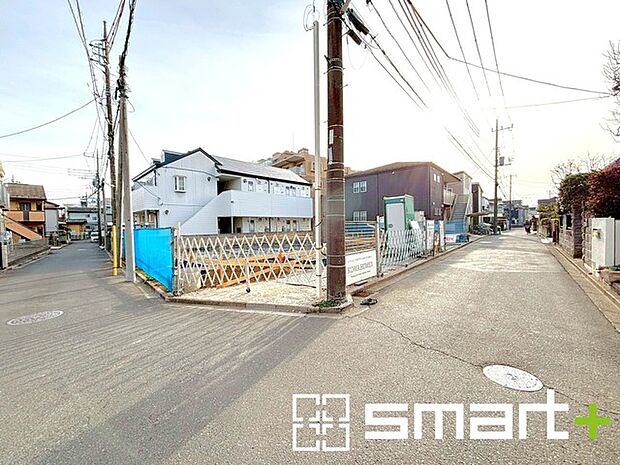 ~閑静な住宅街の立地~ ・周辺は閑静な住宅街となっておりますので、静かな暮らしをご実現いただけます。 ・前面道路の交通量も多くないので、小さなお子様がいるご家庭でもご安心ですね。