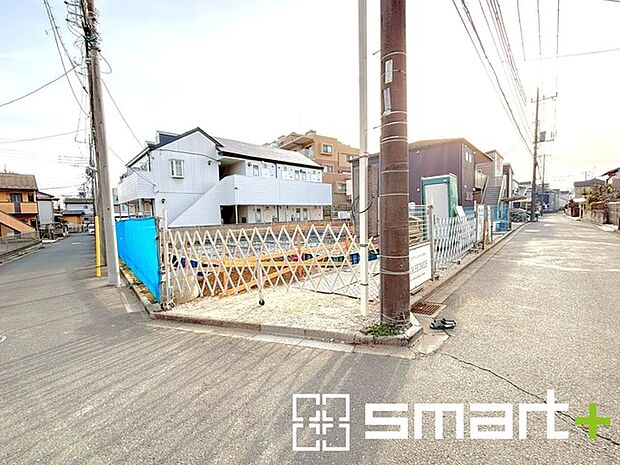 ~開放感ある角地のお住まい~ ・2方向が空く事で開放感のある角地に位置しております。 ・窮屈な感じが無く、ゆったりと暮らせるこの魅力をぜひ現地でご体感くださいませ。