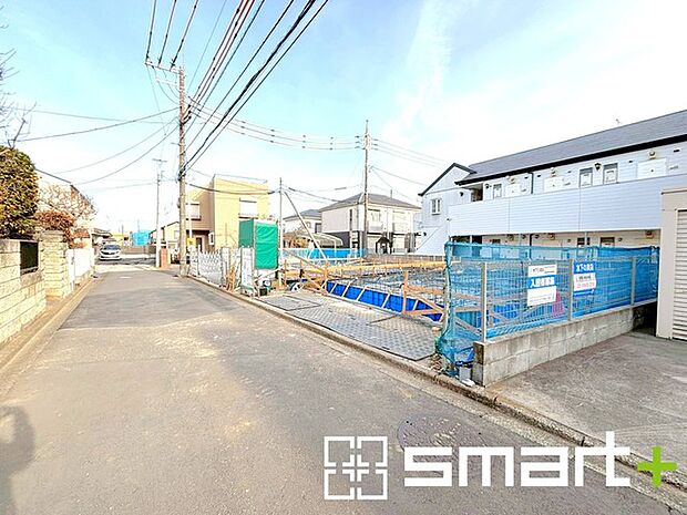 〜ベタ基礎でしっかりとした土台〜 ・コンクリートの中に鉄筋を配し強度を高めた「ベタ基礎」を採用。 ・しっかりとした土台を造ったうえで、その上に建物が築造されていきます。 