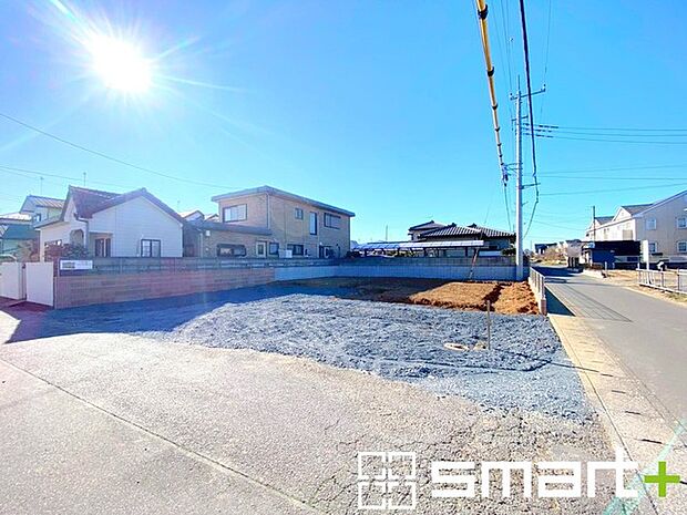 ~開放感ある角地のお住まい~ ・2方向が空く事で開放感のある角地に位置しております。 ・窮屈な感じが無く、ゆったりと暮らせるこの魅力をぜひ現地でご体感くださいませ。