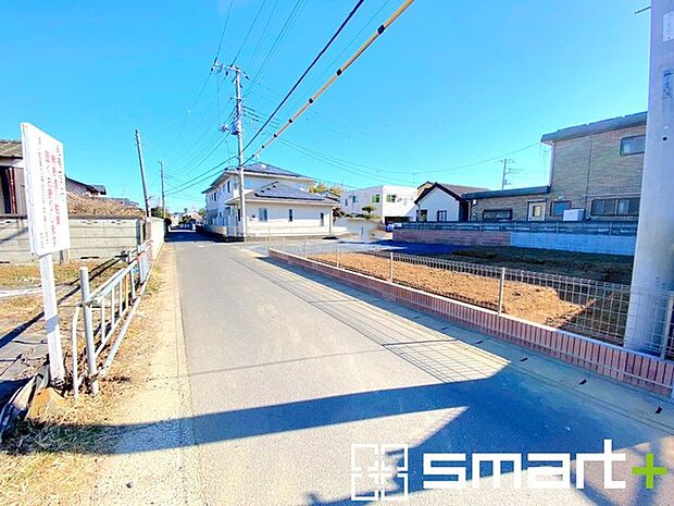 ~十分な広さのある前面道路~ ・前面道路は約4mございますので、お車でのすれ違いも可能で余計なストレスがかかりません。 ・日々お車での移動が多い方には大切なポイントですね。