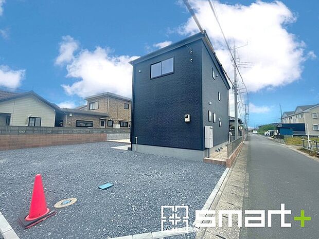 ～モダンな印象を与える外観～ ・シックな色彩の2トーンカラーを採用する事でモダンでお洒落な印象の外観となっております。 ・毎日家に帰ってくることが誇らしくなる高級感のある仕様。 