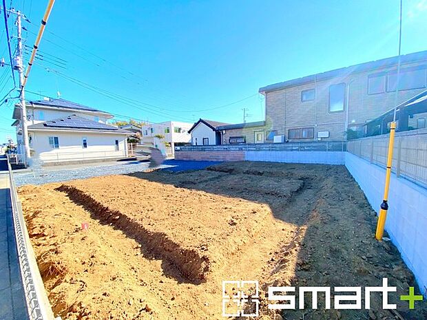 ~ベタ基礎でしっかりとした土台~ ・コンクリートの中に鉄筋を配し強度を高めた「ベタ基礎」を採用。 ・しっかりとした土台を造ったうえで、その上に建物が築造されていきます。