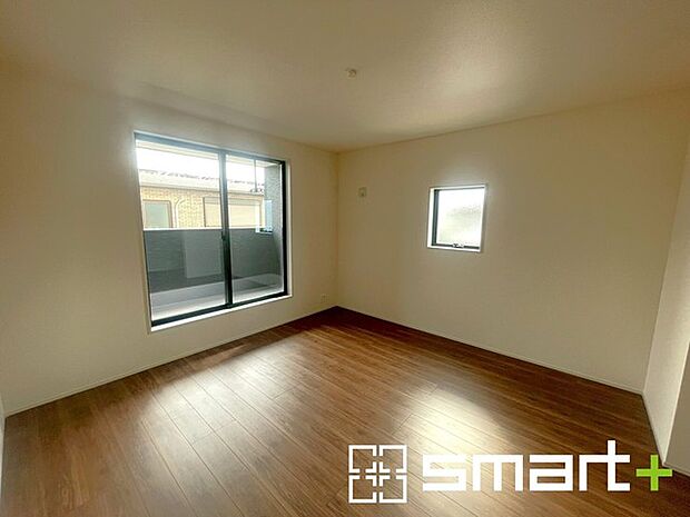 ～2面採光の明るいお部屋～ ・洋室は2面採光とする事で穏やかな陽の入る明るい空間となっております。 ・くつろぎのプライベート時間を明るい空間で穏やかにお過ごしいただけます。  